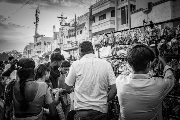 5 Huiles Essentielles Incontournables pour Votre Trousse de Premiers Soins